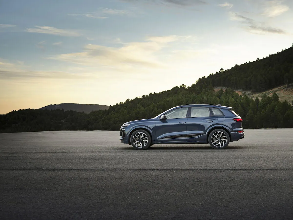 widok z boku audi q6 suv e-tron